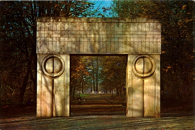 1525 - Targu Jiu. Poarta sarutului de C. Brancusi
